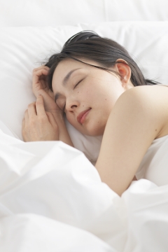 眠る女性